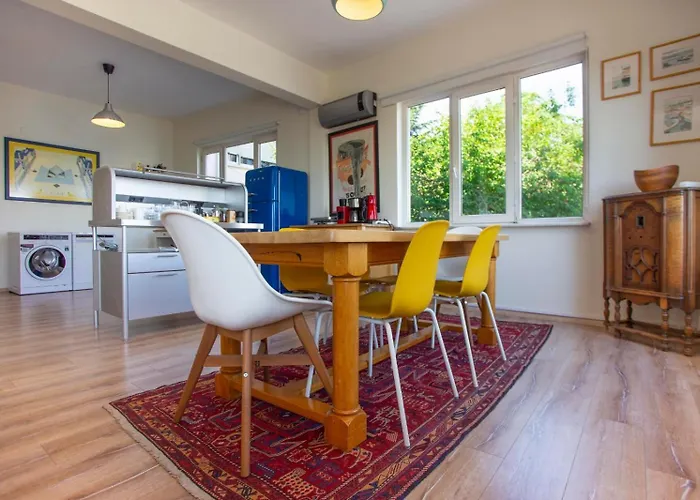 Waterfront With A Stunning View דירה