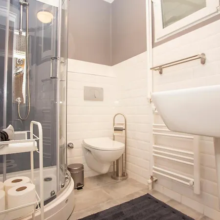 Waterfront With A Stunning View 아파트 *